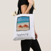 Geniet van je leven - Two Crabs Beach Tote Bag (Dichtbij)