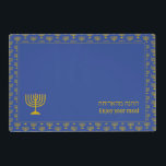 Geniet van je maaltijden | MENORAH Gelamineerde Placemat<br><div class="desc">Geniet van je maaltijden | MENORAH Placemat. Moderne, middelgrote, omkeerbare MENORAH Table Placemats, met faux gold menorah betegeld patroon. In de buurt van de onderkant is er een grotere enkelvoudige menorah, plus tekst die UW MEAL in het Engels en Hebreeuwse tekst leest. Deze zijn zodat kunt u met uw familienaam...</div>