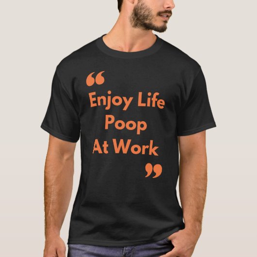 Geniet van levensechte poep op het werk t-shirt (Voorkant)