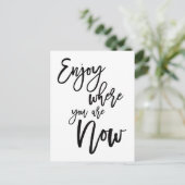 Geniet van waar je nu bent Quote Black Script Briefkaart (Staand voorkant)