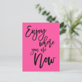 Geniet van waar je nu bent Quote Black Script Pink Briefkaart (Staand voorkant)