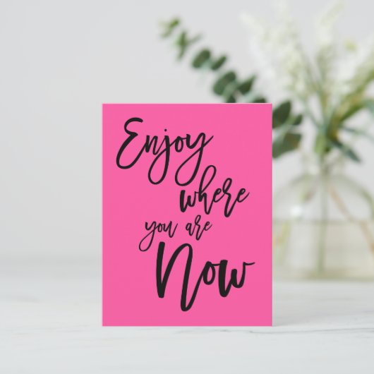 Geniet van waar je nu bent Quote Black Script Pink Briefkaart (Staand voorkant)