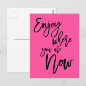 Geniet van waar je nu bent Quote Black Script Pink Briefkaart (Voorkant / Achterkant)