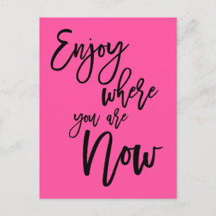 Geniet van waar je nu bent Quote Black Script Pink Briefkaart
