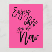 Geniet van waar je nu bent Quote Black Script Pink Briefkaart (Voorkant)