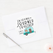 Genieten van de reis samen Retro Camper Ronde Sticker (Envelop)