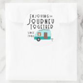 Genieten van de reis samen Retro Camper Ronde Sticker (Tas)