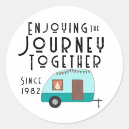 Genieten van de reis samen Retro Camper Ronde Sticker