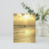 Genietend van het strand bij zonsondergang briefkaart (Staand voorkant)