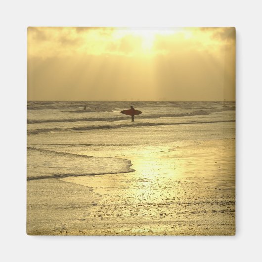 Genietend van het strand bij zonsondergang magneet (Voorkant)
