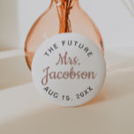 GENNA | Cute Roos Gold Script Future Mrs. Ronde Button 7,6 Cm<br><div class="desc">Deze knoopspeld kenmerkt een schattig gouden manuscriptdoopvont van het roos met de formulering "toekomstige mrs." Bewerk eenvoudig alle formuleringen en kleuren om de gebeurtenisstijl aan te passen. Deze knop is perfect voor een vrijgezellenfeest- of vrijgezellenweekfeest - een geweldig cadeau voor de bruid.</div>