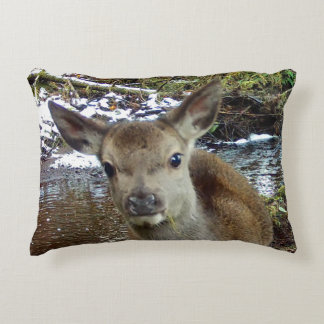 Gentle Fawn Wildlife Art Baby Deer Serene Woodland Accent Kussen