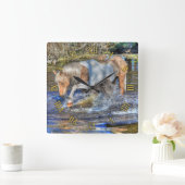 Gentle Palomino Pinto Stallion Speling in Pond Vierkante Klok (Huis)