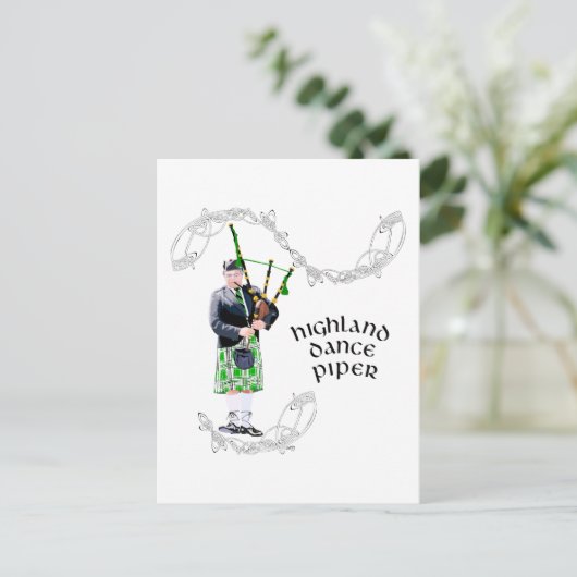 Gentleman Bagpiper in Green Kilt Briefkaart (Staand voorkant)