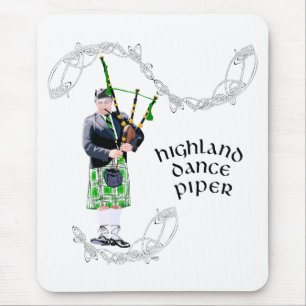 Gentleman Bagpiper in Green Kilt Muismat