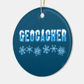 Geocacher met sneeuw bedekt keramisch ornament (Links)