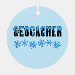 Geocacher met sneeuw bedekt metalen ornament