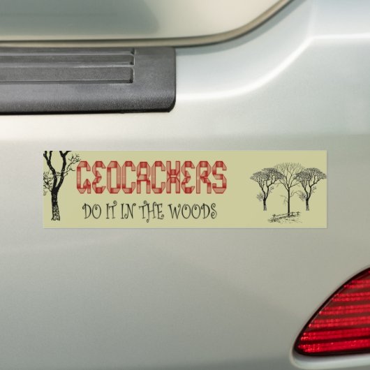 Geocachers-Doe het in de bossen Bumpersticker (Op auto)