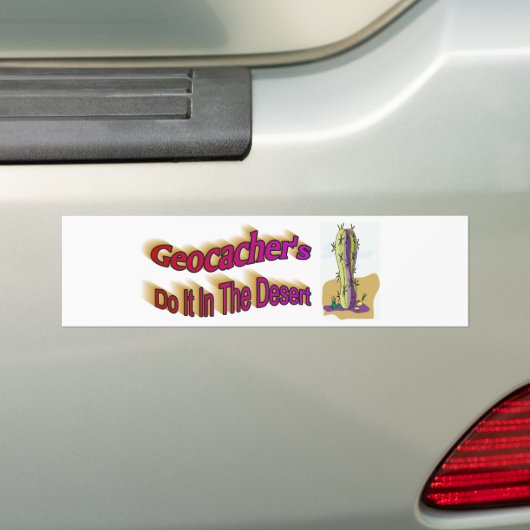 Geocachers doen het in de woestijn bumpersticker (Op auto)