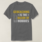 Geocachers Geocaching is het Bacon van Hobbies Fun T-shirt (Design voorkant)