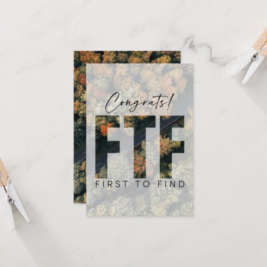 Geocaching Eerste om Cache te Vinden Gefeliciteerd Kaart (Voorkant / Achterkant in situ)