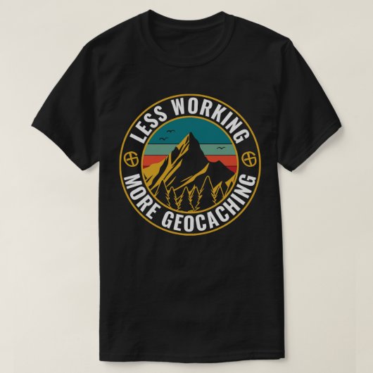 Geocaching Grappige Geocacher Minder Werken Meer G T-shirt (Design voorkant)