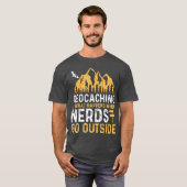 Geocaching is wat gebeurt wanneer NERDS buiten gaa T-shirt (Voorkant volledig)