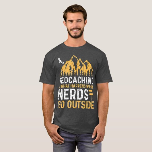 Geocaching is wat gebeurt wanneer NERDS buiten gaa T-shirt (Voorkant volledig)