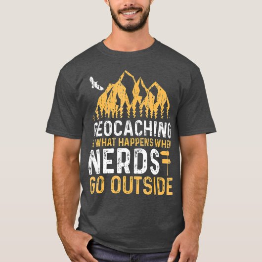 Geocaching is wat gebeurt wanneer NERDS buiten gaa T-shirt (Voorkant)