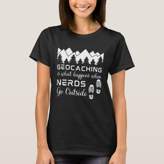 Geocaching is What Happens When Nerds Go Outside   T-shirt (Voorkant)