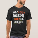 Geologie is geen raket Science Funny Geoloog T-shirt<br><div class="desc">Dit ontwerp is het perfecte geschenk voor mannen, vrouwen, jongeren en kinderen of iedereen die daar van houdt. Voor vader, vader, moeder, moeder, broer, zus, jeugd, volwassene, baby, kind, peuter, meisje, jongen, vriend, familie. Perfect cadeauidee voor Vaderdag, Moederdag, Valentijnsdag, Birthday, Kerstmis, Nieuwjaar. Voor altijd. Verkrijgbaar op wandkunst, meubilair, thuisdecor, bed...</div>