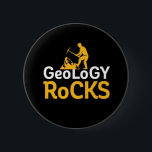 Geology Rocks Funny Geological Science Puns Ronde Button 5,7 Cm<br><div class="desc">Geologie Rocks. Grappig pun ontwerp voor degenen die graag geologie bestuderen en stenen verzamelen. Koel en humoristische koopwaar voor geeks en nerds van de aardwetenschappen. Ideaal voor geoloog,  universiteitsprofessoren en studenten die een opleiding hebben in geologische wetenschappen. Geweldig kerstcadeau en verjaardagscadeau voor familie en vrienden.</div>