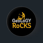 Geology Rocks Funny Geological Science Puns Ronde Button 5,7 Cm<br><div class="desc">Geologie Rocks. Grappig pun ontwerp voor degenen die graag geologie bestuderen en stenen verzamelen. Koel en humoristische koopwaar voor geeks en nerds van de aardwetenschappen. Ideaal voor geoloog,  universiteitsprofessoren en studenten die een opleiding hebben in geologische wetenschappen. Geweldig kerstcadeau en verjaardagscadeau voor familie en vrienden.</div>