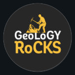 Geology Rocks Funny Geological Science Puns Ronde Sticker<br><div class="desc">Geologie Rocks. Grappig pun ontwerp voor degenen die graag geologie bestuderen en stenen verzamelen. Koel en humoristische koopwaar voor geeks en nerds van de aardwetenschappen. Ideaal voor geoloog,  universiteitsprofessoren en studenten die een opleiding hebben in geologische wetenschappen. Geweldig kerstcadeau en verjaardagscadeau voor familie en vrienden.</div>