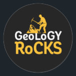 Geology Rocks Funny Geological Science Puns Ronde Sticker<br><div class="desc">Geologie Rocks. Grappig pun ontwerp voor degenen die graag geologie bestuderen en stenen verzamelen. Koel en humoristische koopwaar voor geeks en nerds van de aardwetenschappen. Ideaal voor geoloog,  universiteitsprofessoren en studenten die een opleiding hebben in geologische wetenschappen. Geweldig kerstcadeau en verjaardagscadeau voor familie en vrienden.</div>