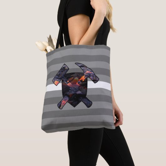 Geoloog's Rock Hammer Logo w / Vulkanische Lava Fl Tote Bag (Dichtbij)
