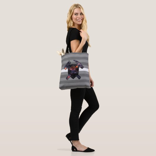 Geoloog's Rock Hammer Logo w / Vulkanische Lava Fl Tote Bag (Op model)