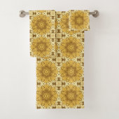 Geometric Daisy Pattern in Mustard Gold Bad Handdoek (Insitu)
