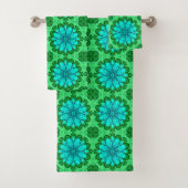 Geometric Daisy Pattern in Turquoise en Green Bad Handdoek (Insitu)