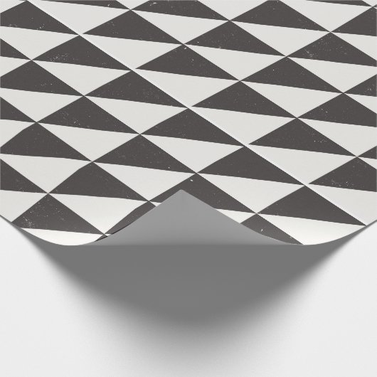 Geometric Distressed Black And Off-White Triangles Cadeaupapier (Hoek)