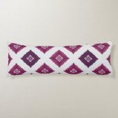 Geometric Ethnic Pattern Body Pillow – Burgundy Re Lichaamskussen (Voorkant)