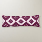 Geometric Ethnic Pattern Body Pillow – Burgundy Re Lichaamskussen (Achterkant)