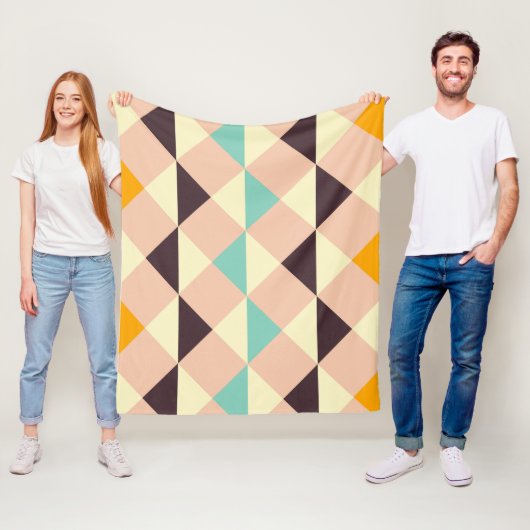 Geometric pattern overlapping diamonds & triangle fleece deken (In situ)