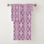Geometric pattern retro pink diamonds bad handdoek (Insitu)