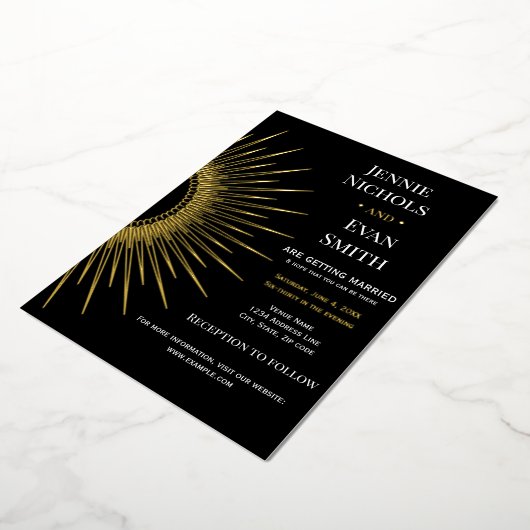 Geometric Sun Modern | Donkere achtergrond bruilof Folie Uitnodiging (Gedraaid)