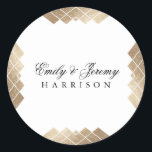 Geometric White Gold Gatsby Wedding Ronde Sticker<br><div class="desc">Een formeel elegant ontwerp in Geometric Deco Great Gatsby Amazing design met kunstdecolijnen in de Great Gatsby-stijl. Heel trendy, modern en verlegen. Gold Foil voor de Klassieke Round Sticker die je trouwreceptie, repetitief diner of verlovingsfeest met deze aangepaste Klassieke Round Stickers, leuk persoonlijk contact. Klassieke Ronde Sticker in een boho...</div>
