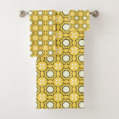 geometric yellow & black pattern bad handdoek (Insitu)