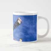 Geometrie omhoog in de lucht grote koffiekop (Rechts)