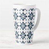 Geometrisch abstract ontwerp in blauw en wit latte mok (Rechterhoek)
