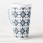 Geometrisch abstract ontwerp in blauw en wit latte mok (Linkerhoek)